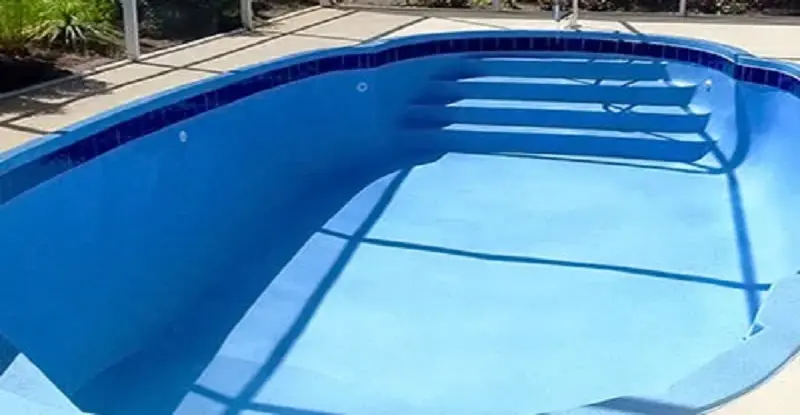 Pool insulated with epoxy resin