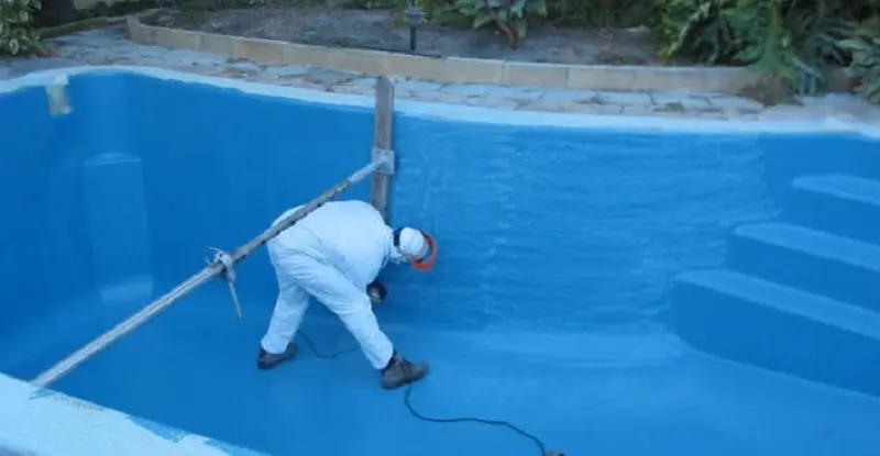 A worker is doing insulation with epoxy resin