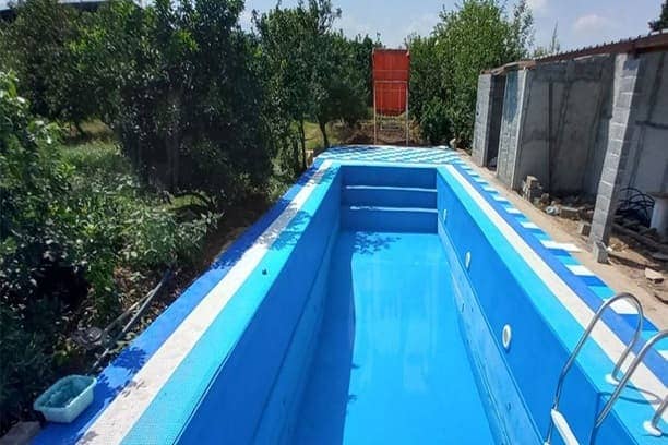 عایق استخری در ویلا باغ ساختن به رنگ استری آبی